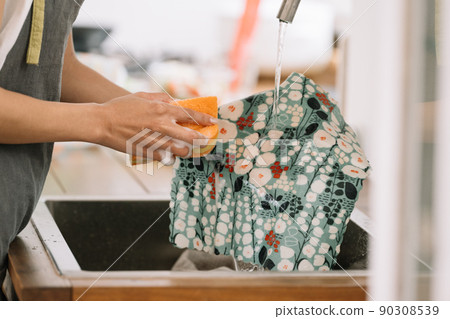 女性洗滌環保保鮮膜和蜂蠟保鮮膜 照片合作：Bee Eco Wraps Japan 90308539