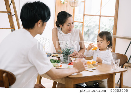 Family dining table / child-rearing family image Photo cooperation: Bee Eco Wraps Japan Family dining table / child-rearing family image Photo cooperation: Bee Eco Wraps Japan 90308906