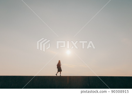 制服和美麗的日落天空的女學生 90308915