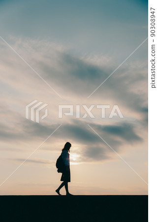 制服和美麗的日落天空的女學生 90308947