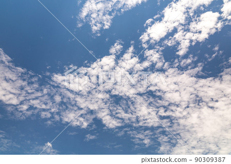 白雲在蔚藍的天空,扇貝雲在美麗的天空 白雲在蔚藍的天空,扇貝雲在美麗的天空 90309387