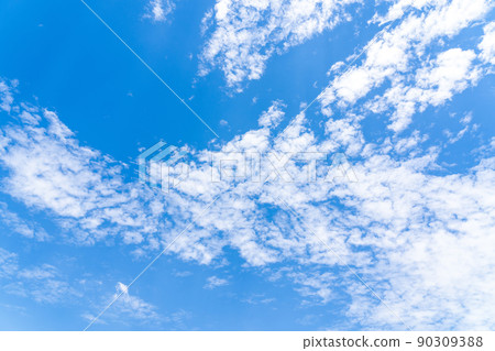 白雲在蔚藍的天空,扇貝雲在美麗的天空 白雲在蔚藍的天空,扇貝雲在美麗的天空 90309388