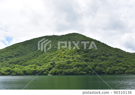Scenery around Akagi Shrine, a tourist attraction in Gunma, on the shores of Lake Onuma 90310136
