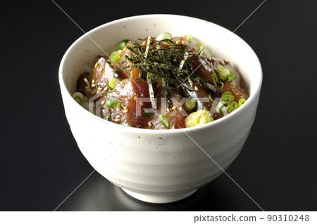 用黑色背景上的切碎海藻、萬能青尾魚和芥末拍攝了一碗醃黃尾魚 90310248