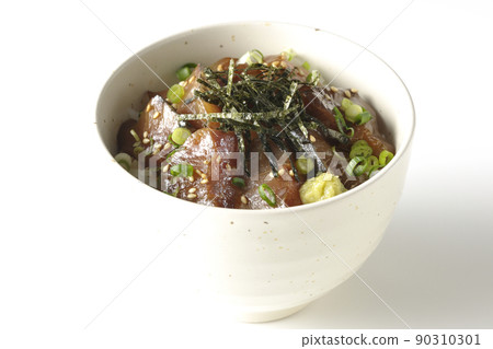 拍攝了一個飯碗，上面有切碎的海藻、萬能青尾魚和白色背景的芥末 90310301