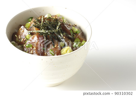 拍攝了一個飯碗，上面有切碎的海藻、萬能青尾魚和白色背景的芥末 90310302