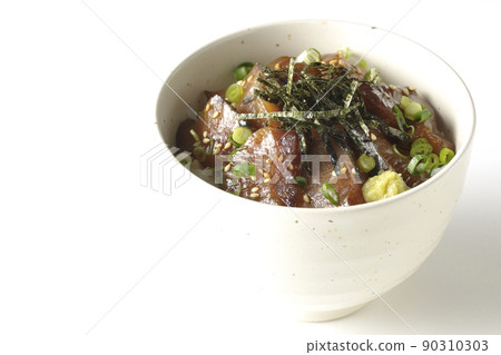 拍攝了一個飯碗，上面有切碎的海藻、萬能青尾魚和白色背景的芥末 90310303