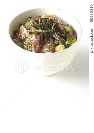 拍攝了一個飯碗,上面有切碎的海藻、萬能青尾魚和白色背景的芥末 拍攝了一個飯碗,上面有切碎的海藻、萬能青尾魚和白色背景的芥末 90310310
