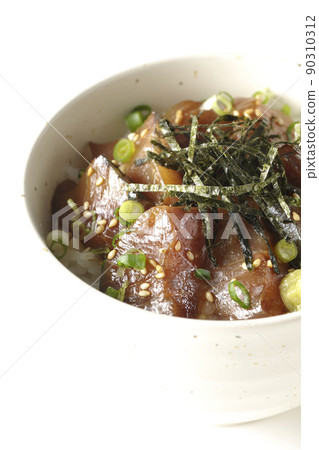 拍攝了一個飯碗,上面有切碎的海藻、萬能青尾魚和白色背景的芥末 拍攝了一個飯碗,上面有切碎的海藻、萬能青尾魚和白色背景的芥末 90310312
