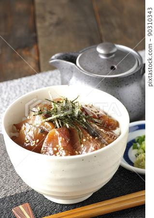 Chopped seaweed, all-purpose green onion, pickled wasabi on top of rice bowl, chazuke 90310343