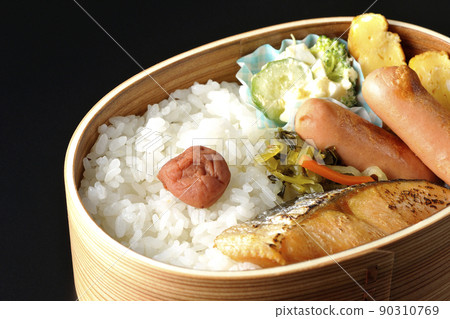 黑色背景中在 Magewappa 拍攝的鮭魚便當 90310769