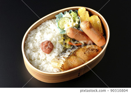 鳥瞰黑色背景下 Magewappa 的鮭魚便當 鳥瞰黑色背景下 Magewappa 的鮭魚便當 90310804