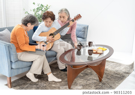3 位資深女性，吉他上的好朋友 90311203