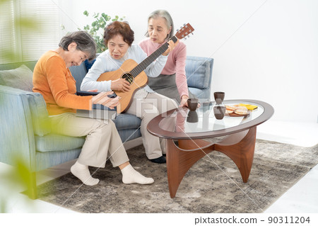 3 senior women, good friends on guitar 90311204