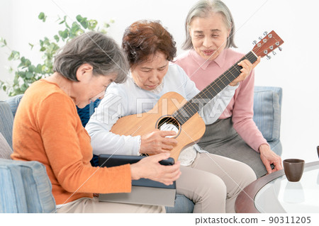 3 位資深女性，吉他上的好朋友 90311205