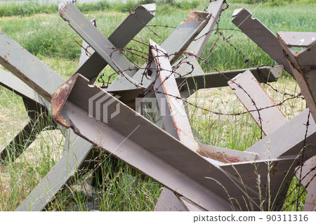 Hedgehod anti-tank barrier with barbed wire 90311316