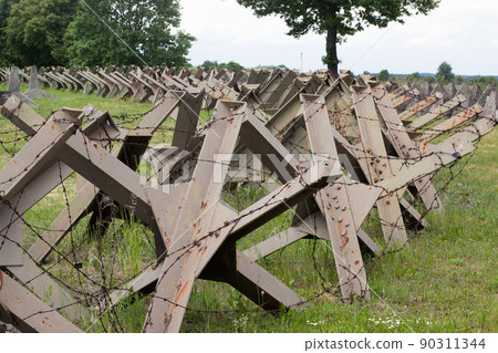 Hedgehod anti-tank barrier with barbed wire 90311344