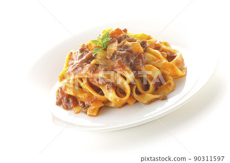 肉醬配意大利面和番茄醬，通常在白色背景上纏繞在一起 90311597