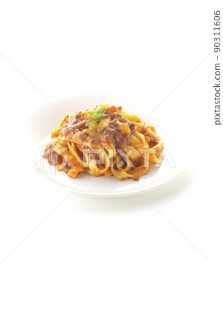 肉醬配意大利面和番茄醬，通常在白色背景上纏繞在一起 90311606