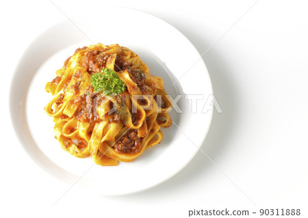 肉醬的鳥瞰圖，通常與扁平的意大利面和番茄醬交織在一起，在白色背景上。 90311888
