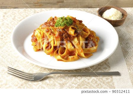 Bolognese with flat pasta fitcine and tomato sauce, served with parmesan cheese Bolognese with flat pasta fitcine and tomato sauce, served with parmesan cheese 90312411