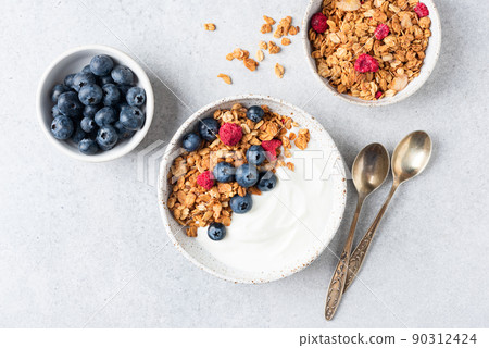 Yogurt bowl with granola and blueberries 90312424