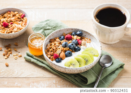 Granola bowl with greek yogurt, blueberries and kiwi 90312431