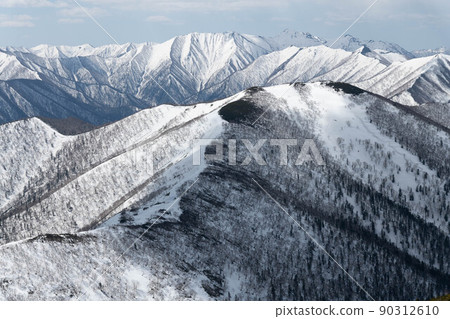 早春的日高山脈北部，從根室山嚮南看 90312610