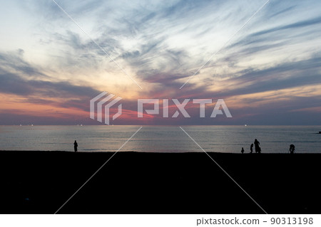 京都府京丹後市夕日浦海灘的日落與人影 90313198