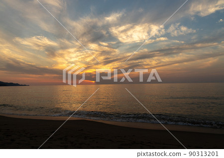 京都府京丹後市夕日浦海灘的夕陽 京都府京丹後市夕日浦海灘的夕陽 90313201