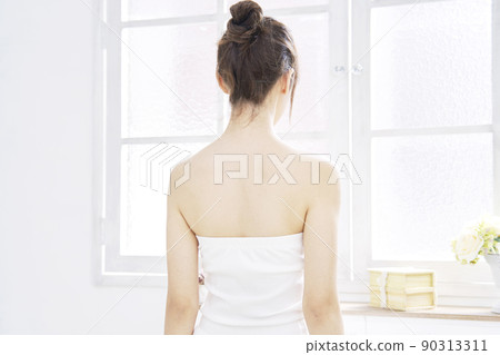 Beauty image: Women's back Beauty image: Women's back 90313311