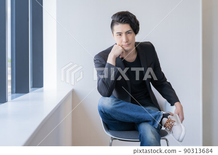 坐在椅子上的年輕人的肖像 拍攝合作“LINK FOREST” 90313684