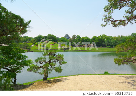 【日本三大名園】名勝名勝後樂園之澤池和唯心山以及剛裝修完的岡山城天守閣初夏景色岡山縣岡山市北區1 90313735