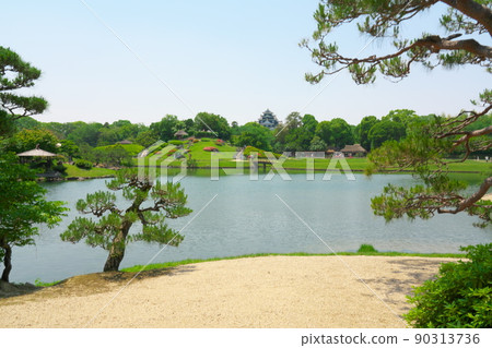【日本三大名園】名勝名勝後樂園之澤之池和由神山以及翻新後的岡山城天守閣初夏風景岡山縣岡山市北區2 90313736