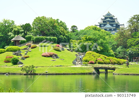 [Three Great Gardens of Japan] Special Place of Scenic Satsuki Blooming Early Summer Korakuen Yuishinzan and Okayama Castle Castle Tower 4 immediately after renovation Kita-ku, Okayama City, Okayama Prefecture 90313749