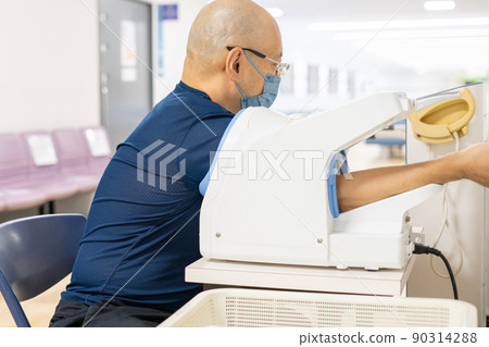 用血壓計測量血壓的人 用血壓計測量血壓的人 90314288
