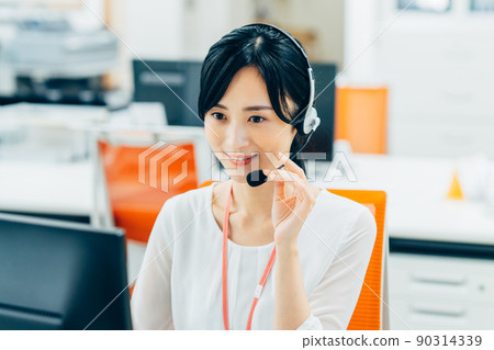 一位年輕的女接線員 90314339