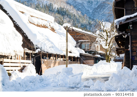 [白川鄉]除雪工作中的胡同 90314458