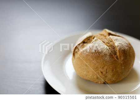 Homemade wholewheat bread p 90315501