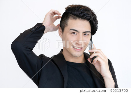 Bust-up portrait of a young man holding a smartphone "LINK FOREST" 90315700