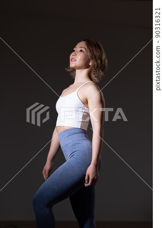 運動裝的女性 90316321