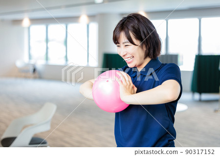 Recreation using balls at a nursing home "LINK FOREST" Recreation using balls at a nursing home "LINK FOREST" 90317152