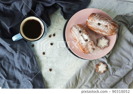 Cup of coffee with marshmallows, eclairs and cookies, coffee grains on a background of gray linen fabric Cup of coffee with marshmallows, eclairs and cookies, coffee grains on a background of gray linen fabric 90318052