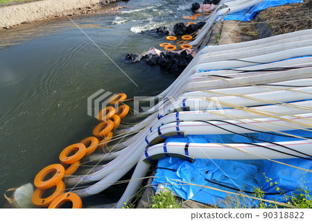 Sucking up water from a temporary pump (Meiji irrigation weir, water leakage problem, Toyota City, Aichi Prefecture) Sucking up water from a temporary pump (Meiji irrigation weir, water leakage problem, Toyota City, Aichi Prefecture) 90318822