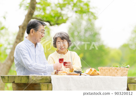 Healthy senior couple 90320012