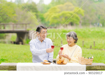 Healthy senior couple 90320017