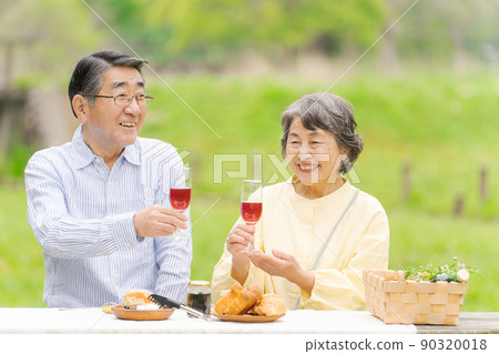 Healthy senior couple Healthy senior couple 90320018