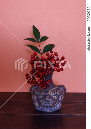 花瓶裡裝著成千上萬的水果 90320394