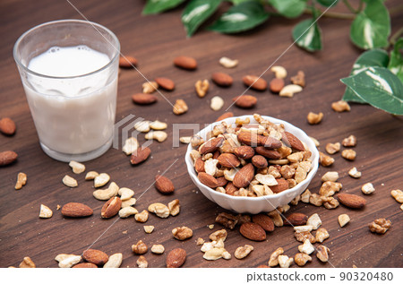 Mixed nuts and almond milk 90320480