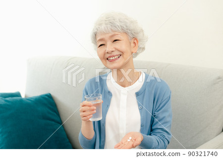 吃藥的高級婦女 90321740